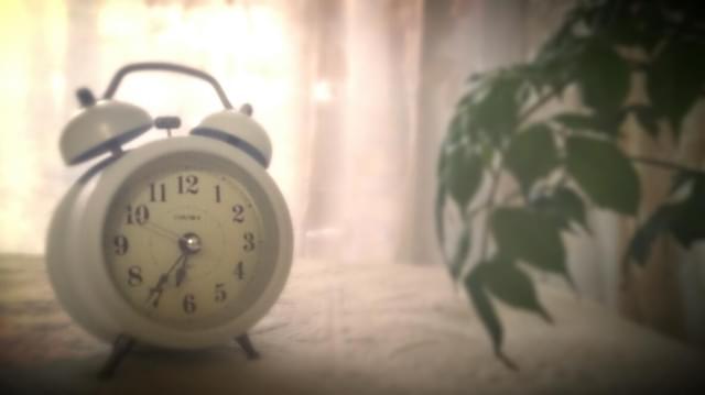 ①生活が不規則になり、昼夜逆転したり毎日違う時間に起きる