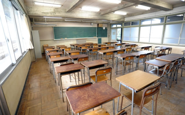 学校へ行く