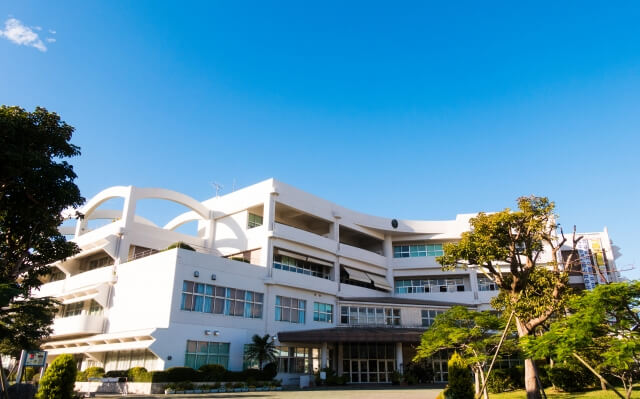 専修学校の高等課程や高専を修了する