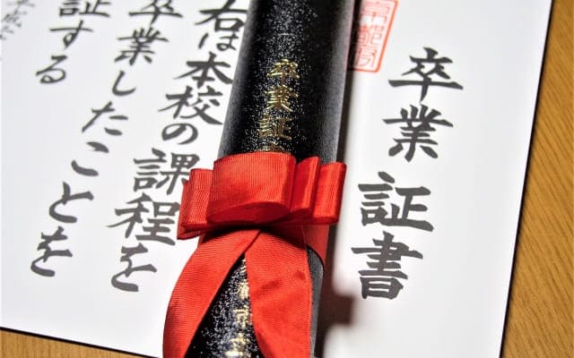 卒業式の参加と卒業証書の受け取りには、サポートや代替措置もある