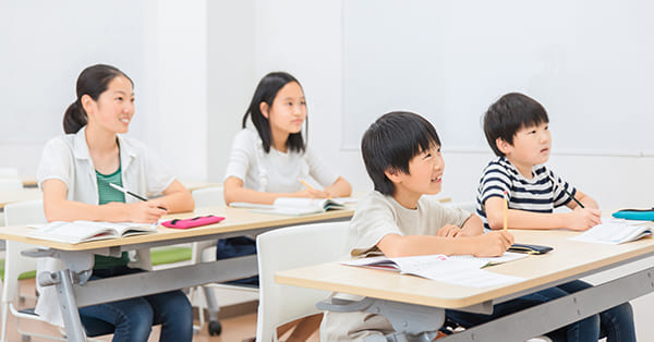 塾で勉強をする小学生・中学生の子供（受験）